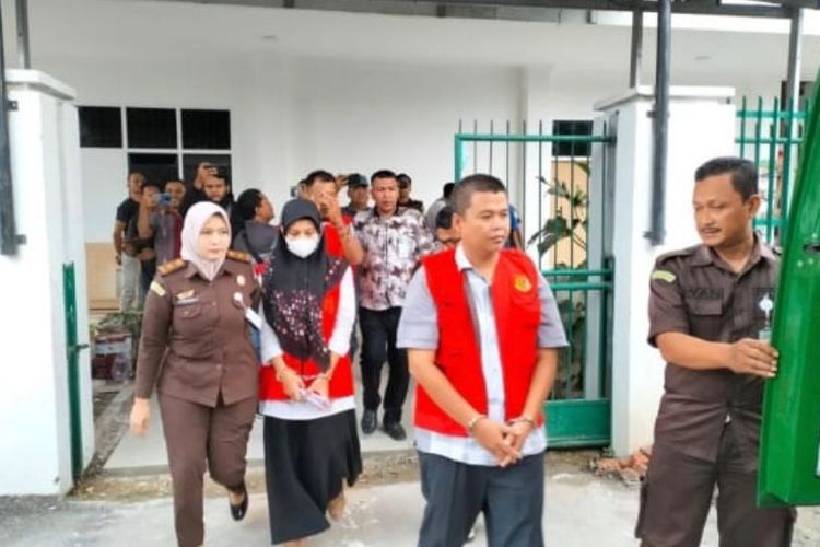Kejaksaan Negeri Binjai menggiring tersangka korupsi di MAN Binjai, Sumatera Utara, Senin (16/10/2023)