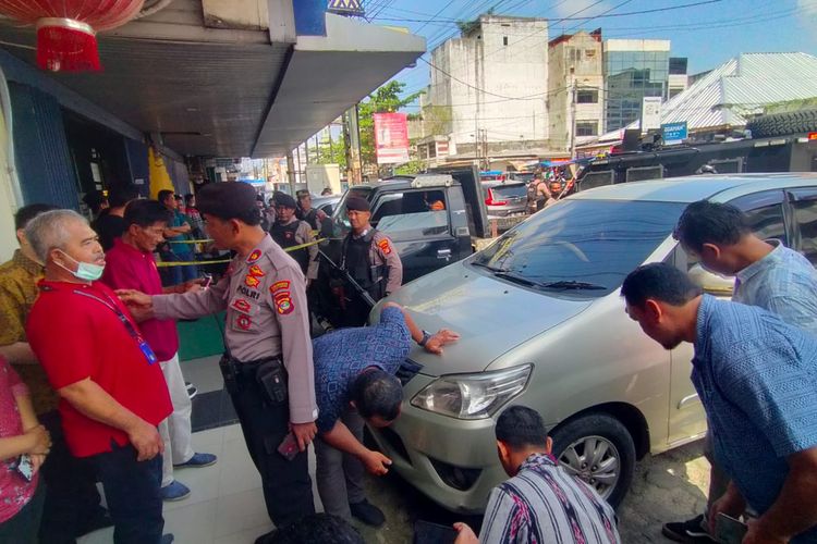 Polisi melakukan olah TKP perampokan di BPR Artha Kedaton Makmur, Bandar Lampung, Jumat (17/3/2023).