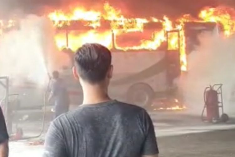 Sebuah bus Budiman jurusan Tasikmalaya-Solo terbakar di Pool Pusat Bus Budiman Jalan H Djuanda Kota Tasikmalaya, Jawa Barat, Sabtu (28/1/2023).