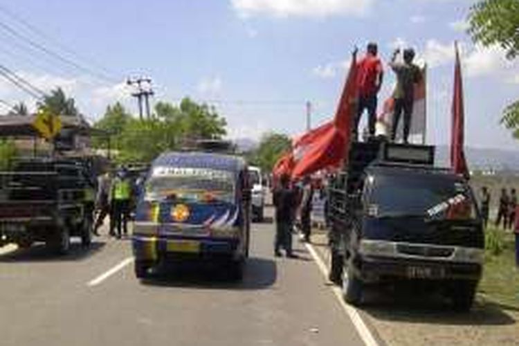 Puluhan mahasiswa dan warga korban sengketa lahan PT Sanggar Agro saat melakukan aksi di depan bandara Sultan Muhammad Salahuddin Bima, Kamis (20/10/2016). Dalam aksi itu, anggota Polres Bima dikeroyok oleh sejumlah mahasiswa saat mengambil gambar massa aksi yang sedang berorasi.