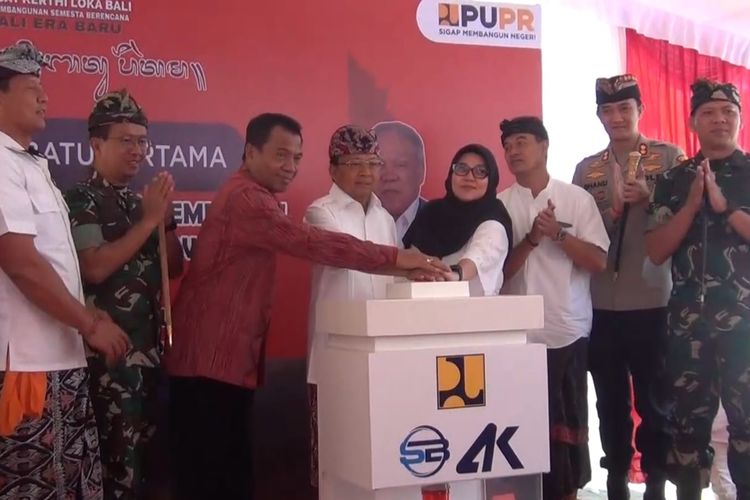 Gubernur Bali Wayan Koster (tengah) saat seremoni peletakkan batu pertama pembangunan jalan shortcut di Kabupaten Buleleng, Selasa (29/8/2023).