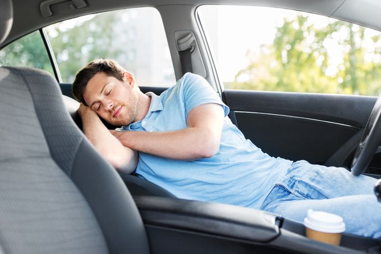 Ilustrasi power nap atau tidur singkat di dalam mobil saat berhenti di rest area