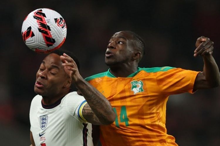 Raheem Sterling (kiri) berebut bola dengan Hassane Kamara dalam laga uji coba Inggris vs Pantai Gading yang digelar di Stadion Wembley, London, pada Selasa (29/3/2022) malam waktu setempat.