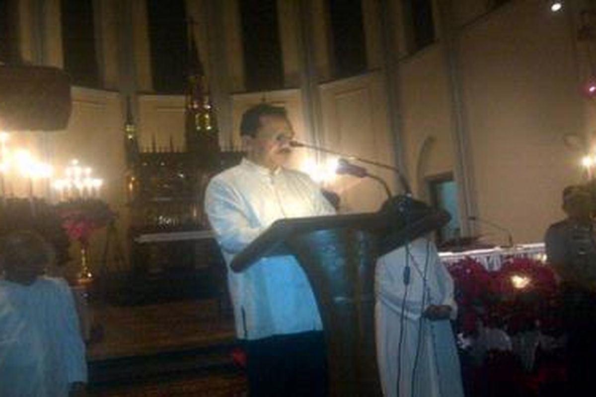 Gubernur DKI Jakarta Fauzi Bowo menyambut umat Katolik di Gereja Katedral Jakarta, Sabtu (24/12/2011) malam ini.