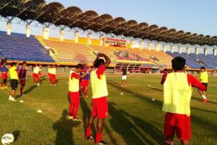 Para pemain Semen Padang melakukan uji coba lapangan di Stadion Segiri, Samarinda, pada Sabtu (9/1/2016).