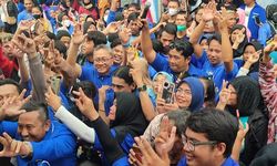 Kampanye di Cirebon, Zulhas Joget Bareng Ibu-ibu dan Sampaikan Keberhasilan Program Pemerintahan Jokowi