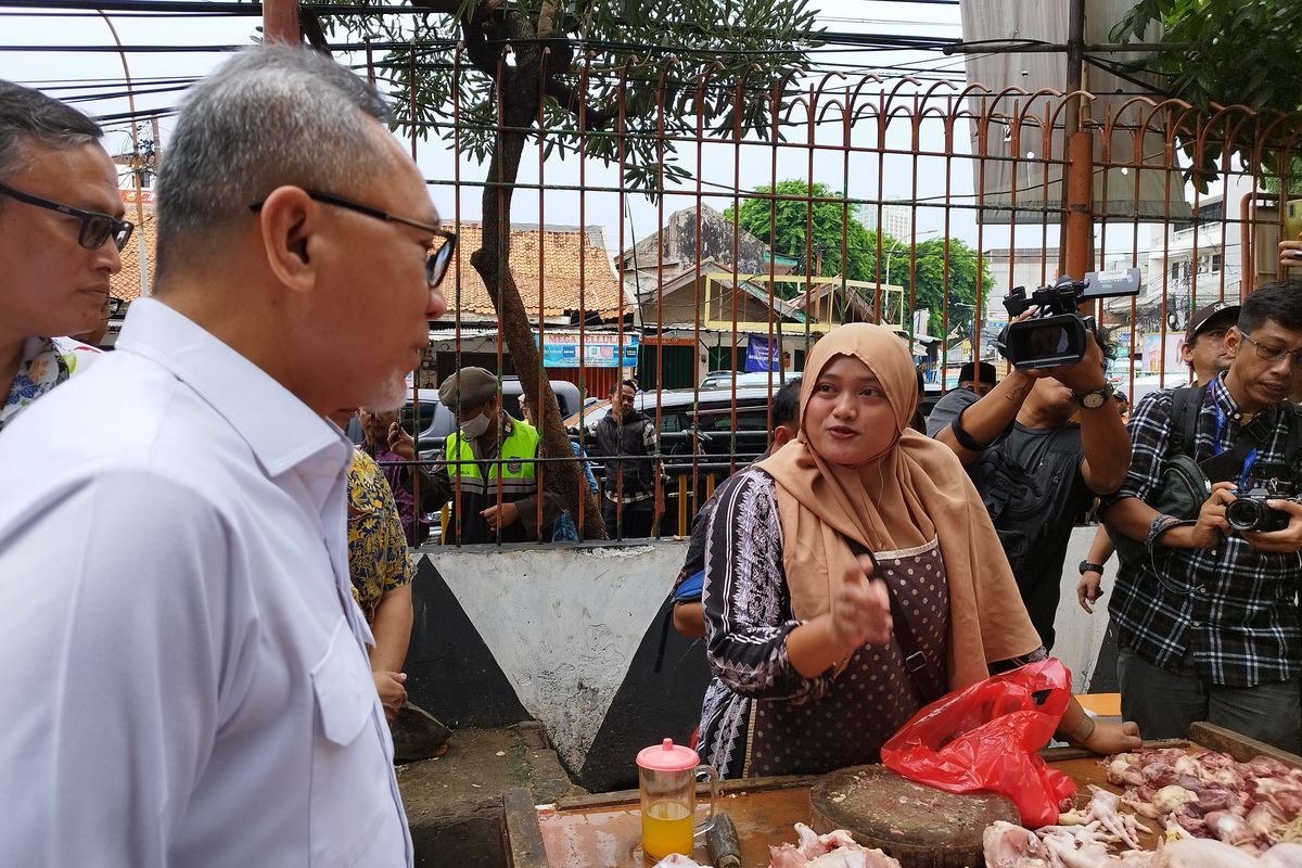 Menteri Perdagangan Zulkifli Zulhas Hasan mengunjungi Pasar Palmerah, Jakarta Pusat, Kamis (4/1/2024).
