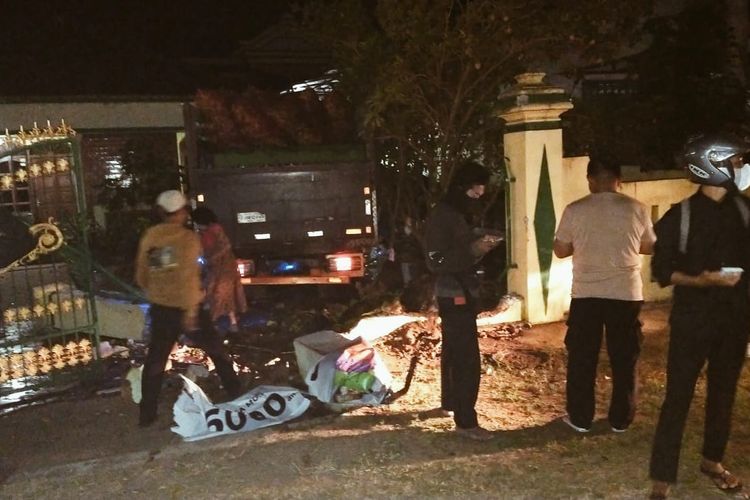 Truk pengangkut ikan terlibat dalam tabrakan beruntun dengan mobil pikap, dan sepeda motor, terjadi di ruas jalan raya Ponorogo-Trenggalek  Desa Sambit, Kecamatan Sambit, Kabupaten Ponorogo, Jawa Timur. Akibat kecelakaan itu satu orang dilaporkan tewas di tempat, Senin (4/7/2022) malam. 