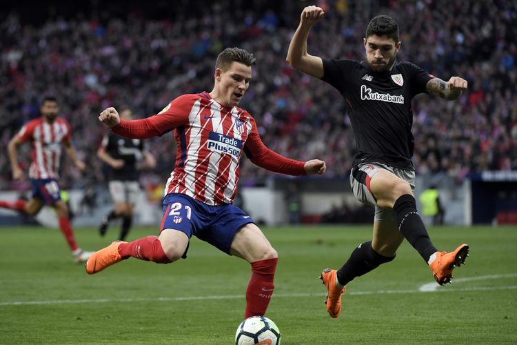 Bek Athletic Bilbao Unai Nunez menutup ruang tembak penyerang Atletico Madrid Kevin Gameiro pada pertandingan La Liga di Stadion Wanda Metropolitano, Minggu (18/2/2018).