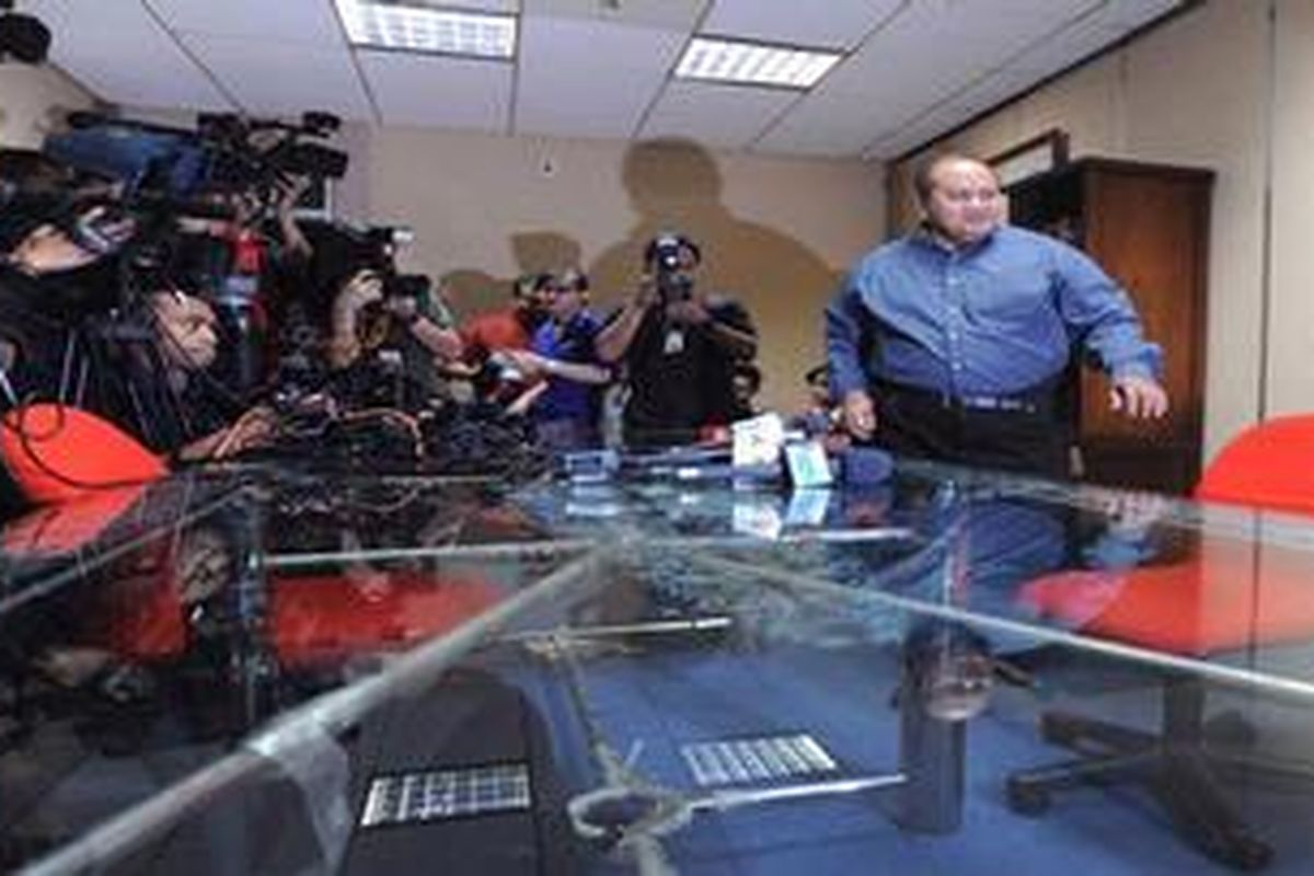 Ketua Komisi XI dari Fraksi PDI Perjuangan (PDIP), Emir Moeis (kanan) memberikan keterangan terkait pencegahan keluar negeri oleh Komisi Pemberantasan Korupsi di kompleks Parlemen, Senayan, Jakarta, Rabu (25/7/2012). Emir dicegah ke luar negeri terkait penyidikan tindak pidana korupsi terima hadiah atau janji terkait proyek PLTU Tarahan, Lampung tahun 2004.   