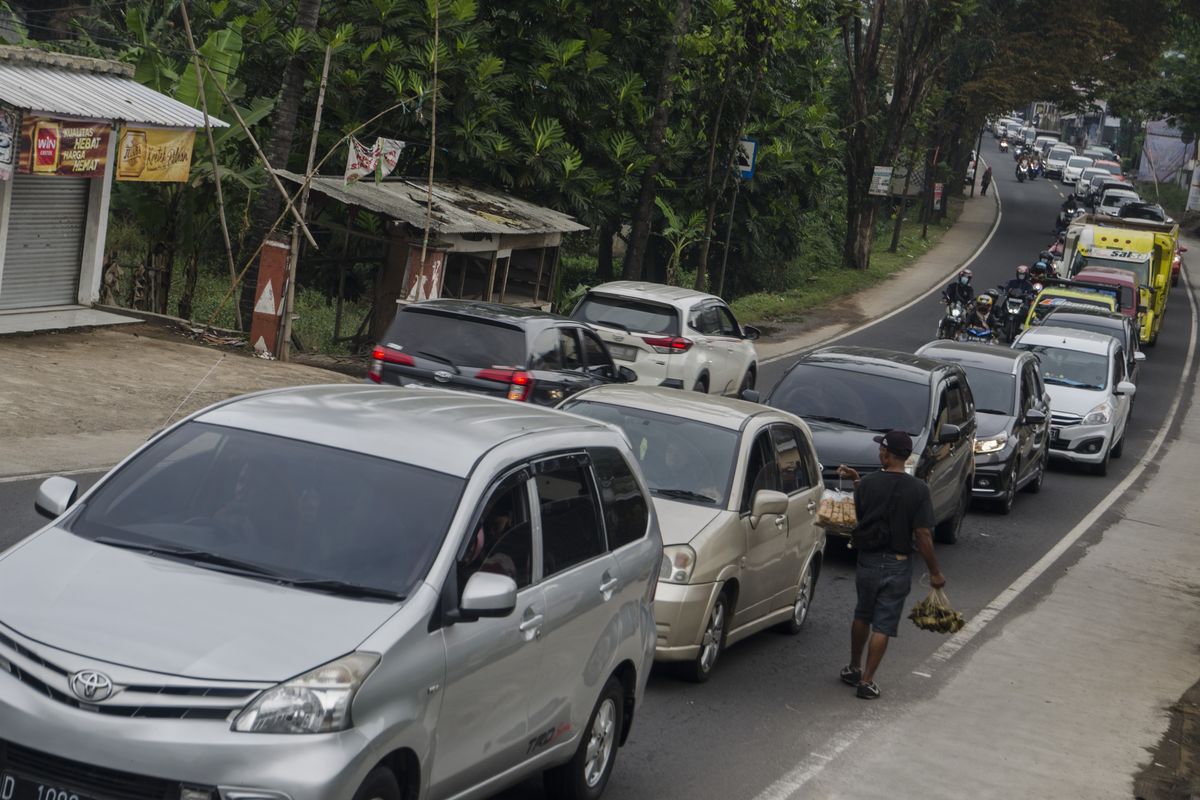 Suasana antrean kendaraan pemudik melintas di jalan raya Nagreg-Limbangan, Kabupaten Garut, Jawa Barat, Jumat (29/4/2022). Volume kendaraan arus mudik yang melintasi jalur selatan Nagreg-Limbangan mulai mengalami peningkatan dan terpantau padat pada H-3 Lebaran Idul Fitri 1443 H.