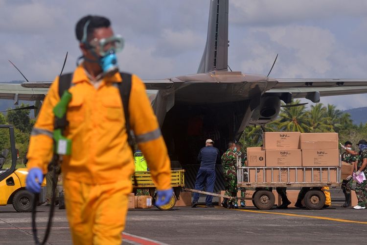 Prajurit TNI mengangkat kardus berisi Alat Perlindungan Diri (APD) untuk penanganan COVID-19 di Bandara Sam Ratulangi, Manado, Kamis (26/3/2020). Pemerintah Provinsi Sulawesi Utara menerima sekitar 3.000 APD yang akan didistribusikan ke rumah sakit rujukan penanganan COVID-19 di Sulut. ANTARA FOTO/Adwit B Pramono/aww.