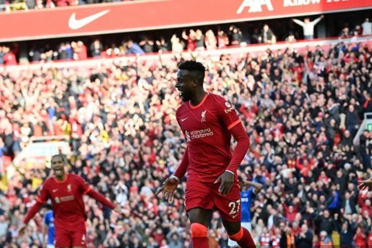 Striker Liverpool, Divock Origi, berselebrasi usai mencetak gol ke gawang Everton di Anfield pada pekan ke-34 Liga Inggris 2021-2022, Minggu (24/4/2022) malam WIB.