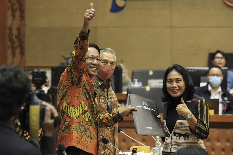 Menteri Pemberdayaan Perempuan dan Perlindungan Anak, I Gusti Ayu Bintang Darmawati (kanan) memberikan laporan pemerintah kepada Ketua Badan Legislasi DPR Supratman Andi Agtas (kedua kiri) dalam rapat kerja di Gedung Nusantara I, Kompleks Parlemen MPR/DPR-DPD, Senayan, Jakarta, Kamis (24/3/2022). Baleg DPR dan pemerintah menggelar rapat perdana pembahasan Rancangan Undang-Undang Tindak Pidana Kekerasan Seksual (RUU TPKS). ANTARA FOTO/Reno Esnir/rwa.