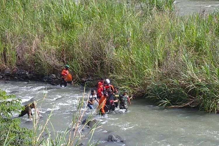 Tim SAR gabungan tengah mengevakuasi jasad Sangkala (55) yang merupakan korban terakhir bencana longsor di Kabupaten Jeneponto, Sulawesi Selatan. Minggu, (16/10/2022).