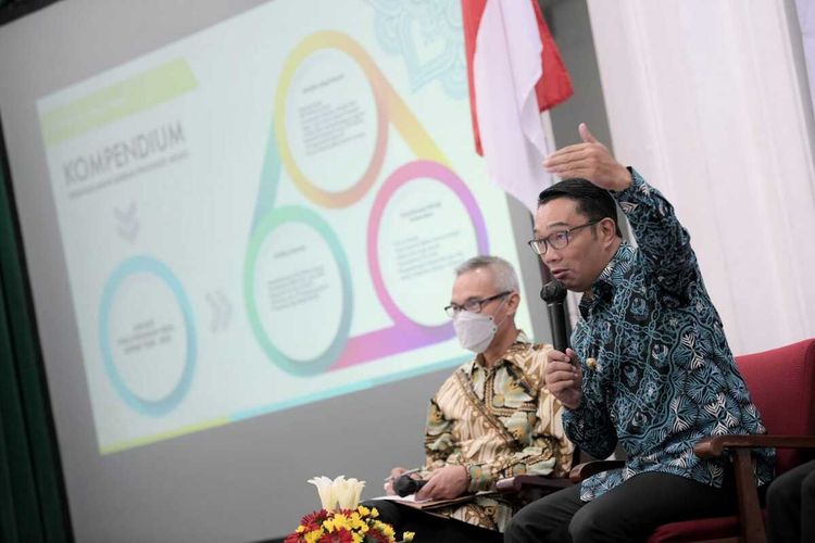 Gubernur Jawa Barat Ridwan Kamil saat menjadi narasumber dalam acara Rakernas Dua Dasawarsa ADPMET di Gedung Sate, Kota Bandung, Jumat (10/12/2021).