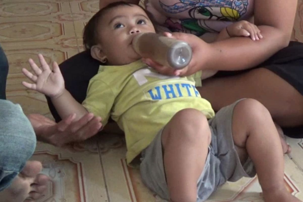 Khadijah Haura, bayi 14 bulan yang terpaksa minum lima gelas kopi tubruk sehari lantaran orangtuanya tak mampu beli susu di Polewali Mandar, Sulbar. 