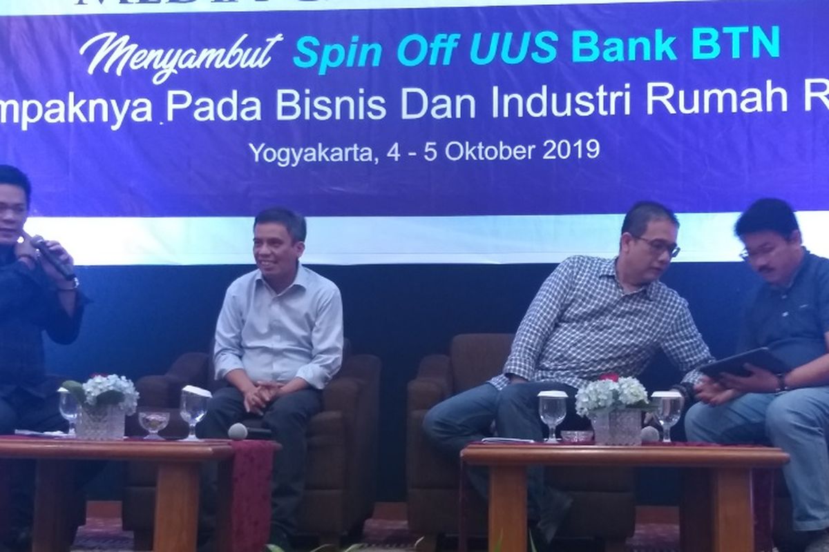 Direktur Keuangan BTN Nixon Napitupulu (kedua dari kiri) pada diskusi Menyambut Spin Off USS Bank BTN; Dampaknya pada Bisnis dan Industri Rumah Rakyat di Yogyakarta, Jumat (4/10/2019).