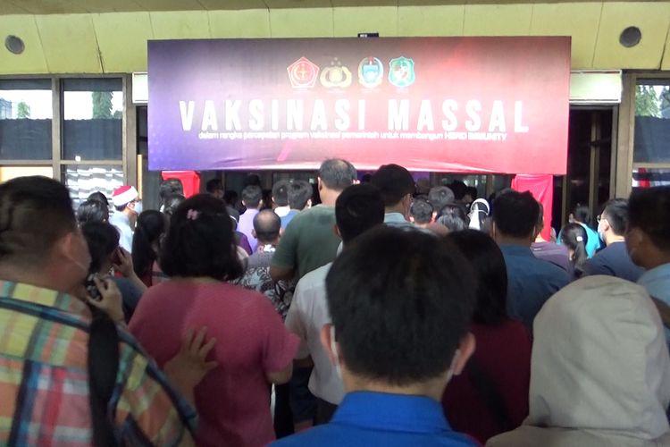 Kerumunan tak bisa terhindarkan saat seribuan orang memadati lokasi vaksinasi massal yang diselenggarakan Pemkot Medan di Lanud Soewondo, Medan, Kamis (3/6/2021)