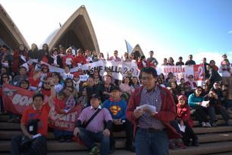 Tak kurang dari 300 warga Negara Indonesia yang menetap di Sydney, Australia menggelar deklarasi damai mendukung Calon Presiden Joko Widodo. Acara ini berlangsung di Sydney Opera House – Hyde Park, Minggu, 29 Juni 2014.