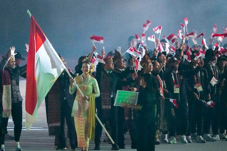 Kontingen Indonesia dalam upacara pembukaan Asian Games 2026