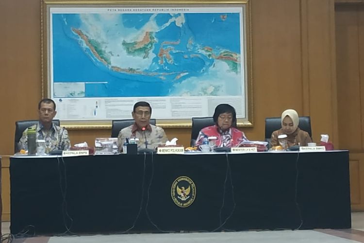 Menteri Lingkungan Hidup dan Kehutanan, Siti Nurbaya Bakar,di kantor Kementerian Koordinator Bidang Politik, Hukum, dan Keamanan (Kemenko Polhukam), Jakarta, Jumat (13/9/2019).  