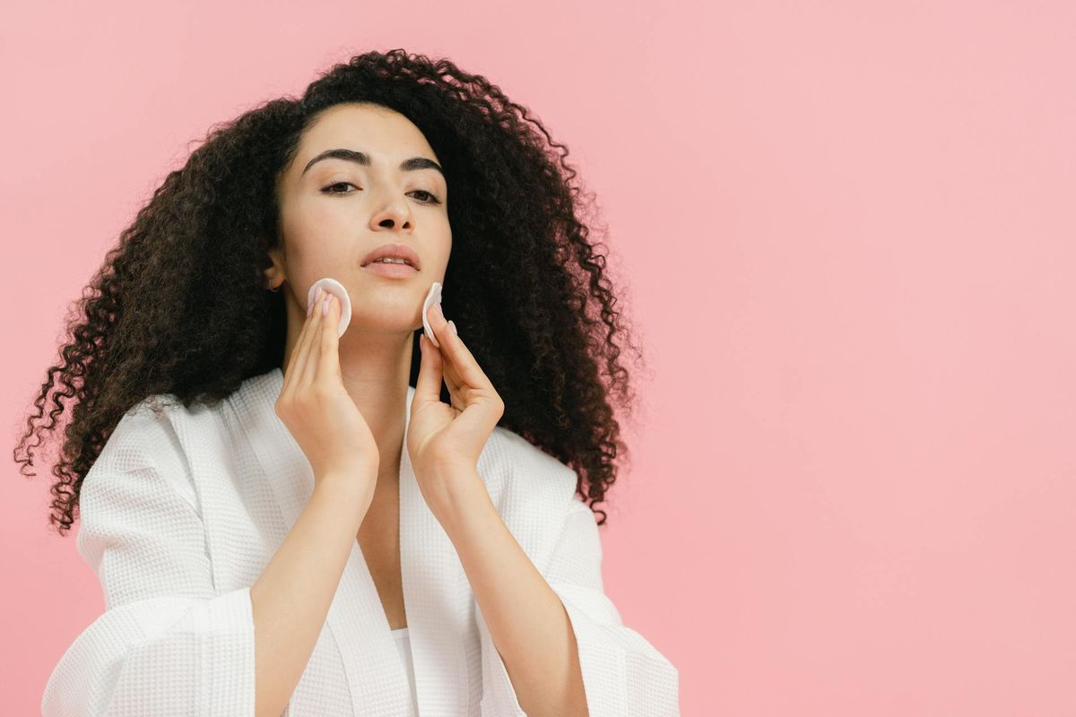 Ilustrasi menghapus makeup dengan remover