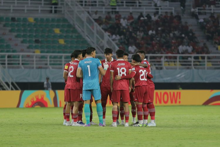 Skuad timnas U17 Indonesia saat menghadapi Panama pada laga Grup A Piala Dunia U17 2023 di Stadion Gelora Bung Tomo Surabaya, Senin (13/11/2023). Indonesia bermain imbang 1-1 dengan Panama dan menjaga peluang lolos 16 besar. Indonesia saat ini berada di peringkat tiga klasemen Piala Dunia U17 2023 Grup A dengan nilai 2.