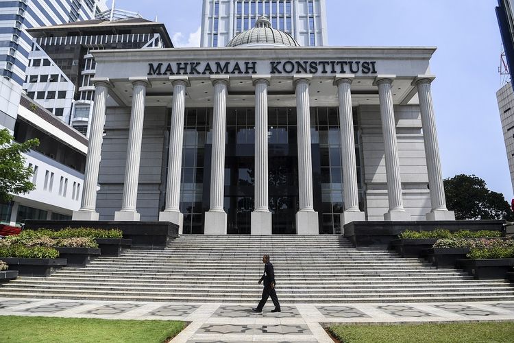 Petugas keamanan melintas di depan Gedung Mahkamah Konstitusi, Jakarta, Kamis (23/5/2019). ANTARA FOTO/Hafidz Mubarak A/foc.