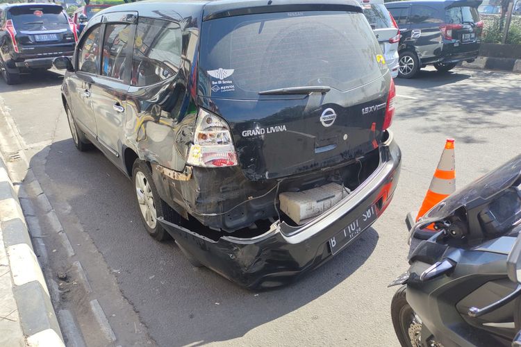 Potret mobil Nissan Grand Livina yang ditabrak oleh Mitsubishi Pajero