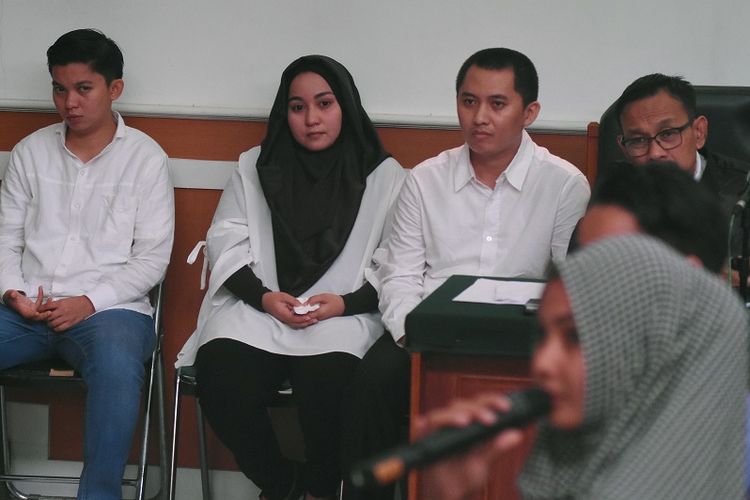Terdakwa kasus dugaan penipuan dan penggelapan biro perjalanan umrah First Travel, Direktur Utama Andika Surachman (kedua kanan), Direktur Anniesa Hasibuan (kedua kiri), dan Direktur Keuangan Kiki Hasibuan (kiri) menjalani sidang dengan agenda keterangan saksi dari JPU di Pengadilan Negeri Kota Depok, Jawa Barat, Rabu (21/3). Sidang yang seharusnya mengagendakan mendengarkan keterangan saksi dari penyanyi Syahrini batal dilakukan karena ketidakhadiran Syahrini. Pemanggilan tersebut merupakan kali kedua Syahrini mangkir untuk memberikan kesaksian dalam kasus First Travel. ANTARA FOTO/Indrianto Eko Suwarso/kye/18