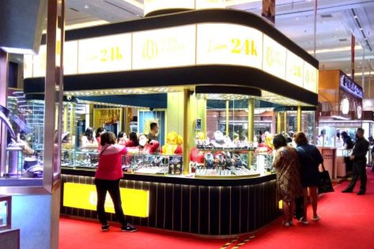 Foto ilustrasi Jakarta International Jewellery Fair (JIJF) 2023, pada 16 Februari 2023.

Total ekspor perhiasan emas Indonesia 2022 mencapai 3,8 miliar dollar AS. 

Impor perhiasan emas Indonesia pada tahun sama mencapai 145,9 juta dollar AS.

Market share perhiasan Indonesia di pasar dunia juga meningkat dari 0,9 persen menjadi 1,17 persen pada 2022.