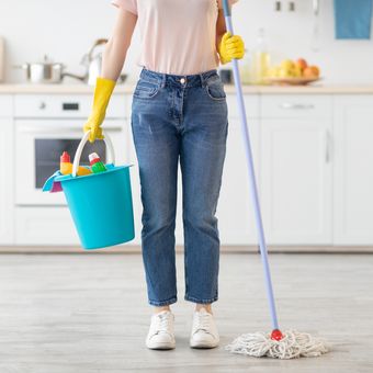 Ilustrasi membersihkan dapur, membersihkan lantai dapur.