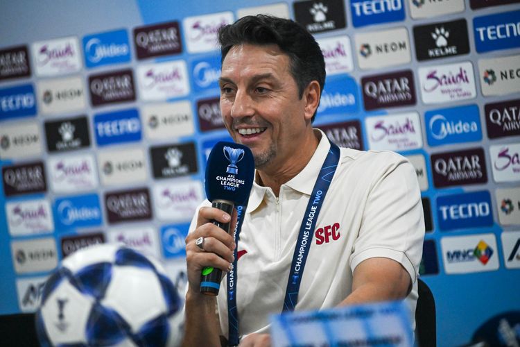 Pelatih Selangor FC Christophe Gamel dalam sesi konferensi pers jelang laga melawan Persib Bandung di ajang AFC Champions League Two (ACL 2) 2025-2026, laga akan berlangsung Kamis (23/10/2025) di Gelora Bandung Lautan Api (GBLA). 