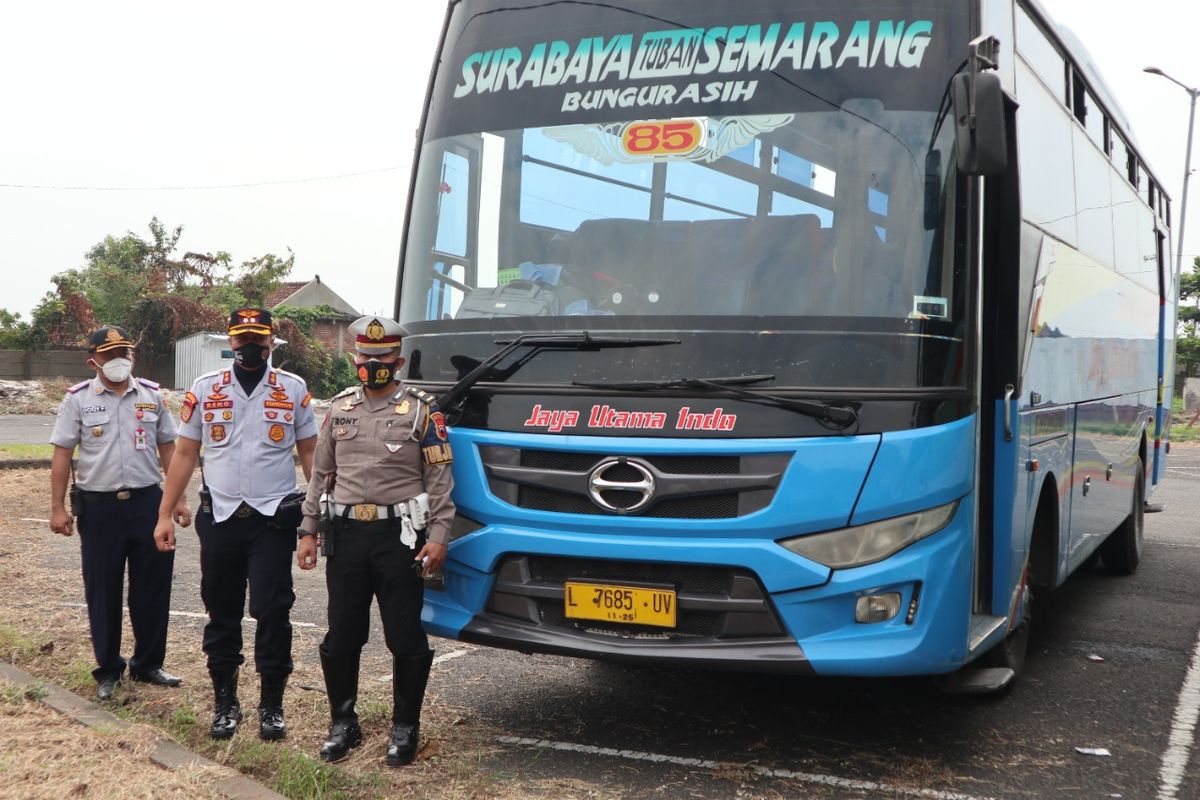 Operasi gabungan Dishub Kota Semarang dan Satlantas Polrestabes Semarang menertibkan bus yang masih nekat beroperasi di Terminal Terboyo, Kamis (22/7/2021)