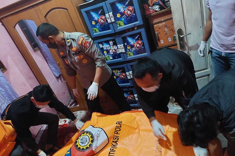 Petugas kepolisian melakukan evakuasi jasad korban pembunuhan yang dilakukan seorang pria kepada istri dan anak di Kragilan, Kabupaten Serang, Banten. Jumat (8/4/2022) dini hari.
