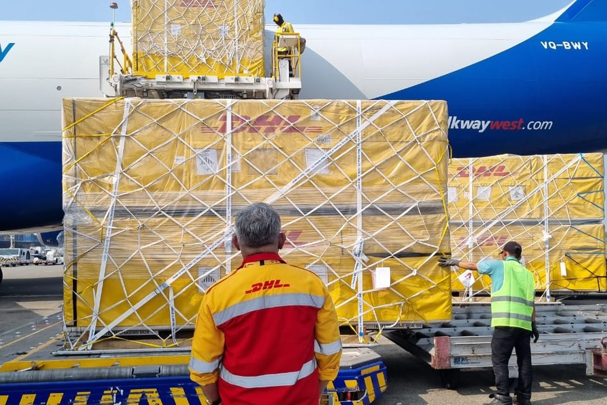 Pesawat Chartered ke 1 dari Shanghai telah mendarat di Soeta. Mobil balap akan segera di angkut dan akan sampai di JIS sekitar jam 13.00 WIB siang ini.
