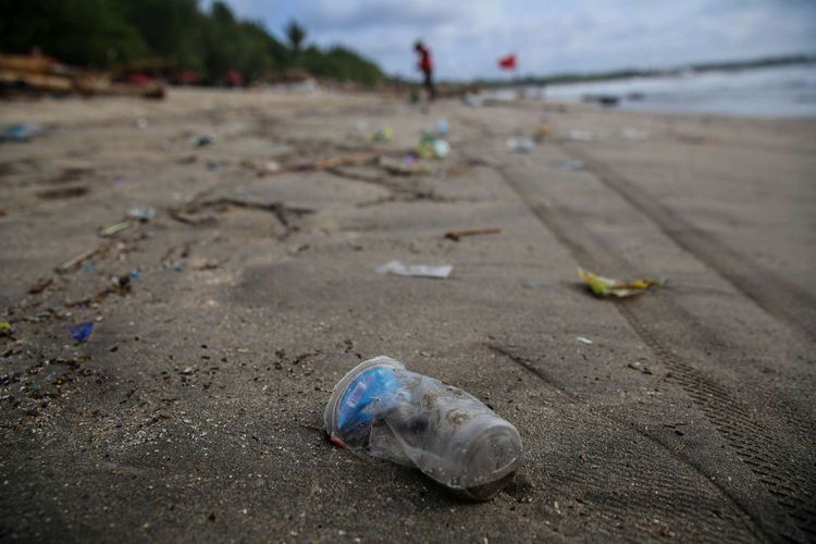 Sampah plastik terlihat saat musim angin barat di pesisir pantai Kuta, Bali, Jumat (14/12/2018). Akibat terjadinya musim angin barat di wilayah perairan Bali berdampak pada banyaknya sampah yang hanyut terbawa arus laut sehingga menumpuk di pinggiran pantai kawasan wisata kuta.