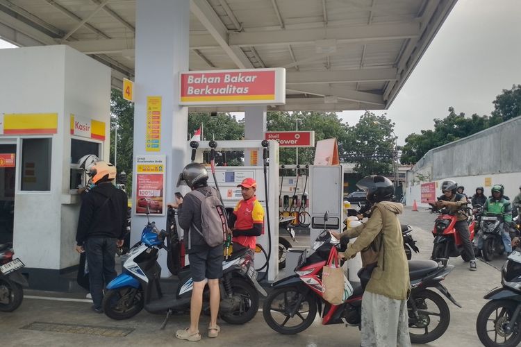 Antrean pengendara motor yang sedang mengisi BBM di SPBU Shell Indonesia di Jalan Khp Hasan Mustofa, Kota Bandung, Jawa Barat, Jumat (31/1/2025).