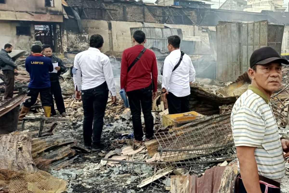 Petugas kepolisian dari Polres Blitar dan Bidlabfor Polda Jatim melakukan olah TKP (tempat kejadian perkara) kasus terbakarnya Pasar Kesamben, Kabupaten Blitar, Senin (28/11/2022)