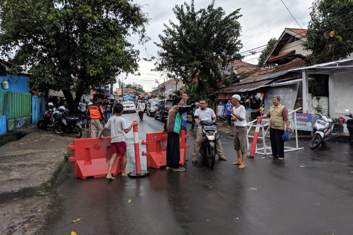 Warga membantu pengalihan arus lalu lintas disekitar lokasi anjloknya KRL jurusan Jatinegara - Bogor pada Minggu (10/3/2019)