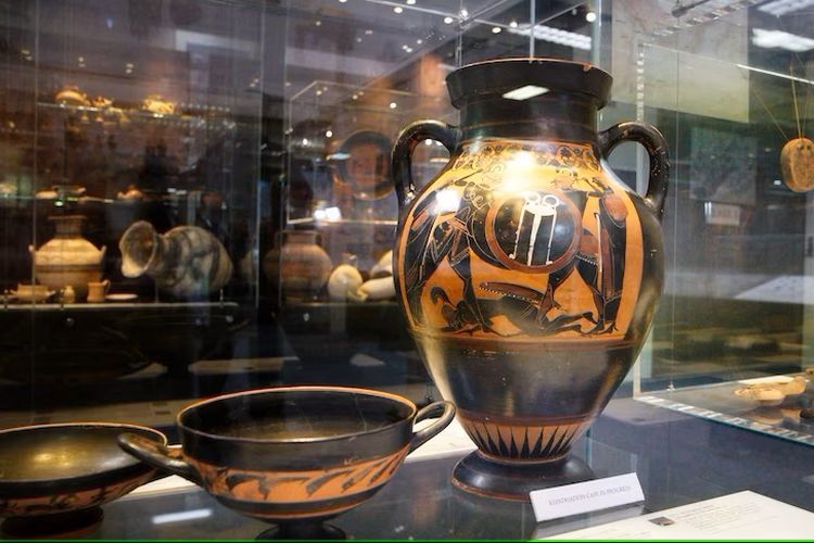 Amphora Mediterania berusia 2.500 tahun ini digali secara ilegal dan kemudian dibeli oleh ANU dengan itikad baik.