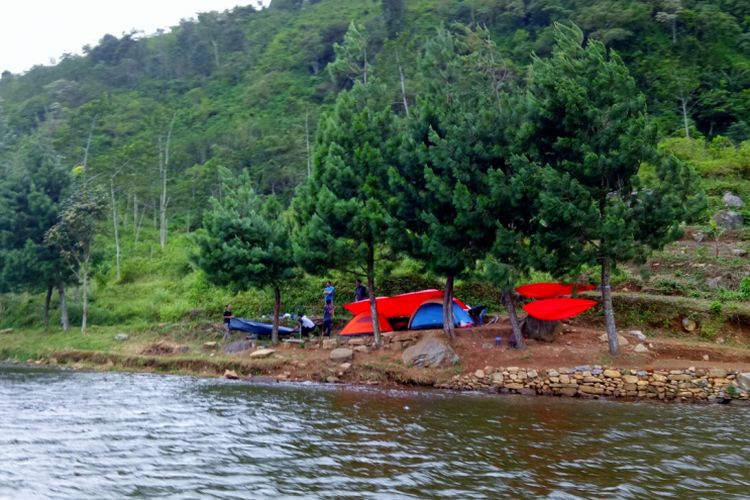 Camping atau berkemah jafi salah satu pilihan terbaik menikmati Telaga Danau Rawa Gede, Desa Sirna Jaya, Sukamakmur, Kabupaten Bogor, Jawa Barat.