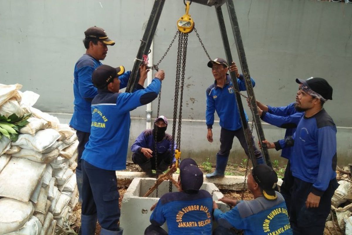 Pasukan biru Suku Dinas Sumber Daya Air (Sudin SDA) Jakarta Selatan melakukan pembuatan drainase vertikal atau sumur resapan di wilayah Jakarta Selatan pada bulan Oktober 2019.