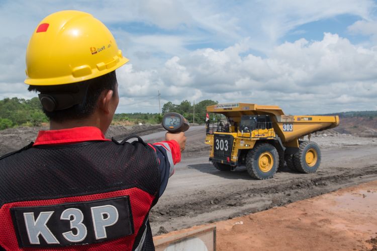 PT Bukit Asam Tbk (PTBA) memiliki agent Safety Health and Environment (SHE) yang melakukan pengawasan K3 yang sangat ketat di lokasi kerja masing-masing.
