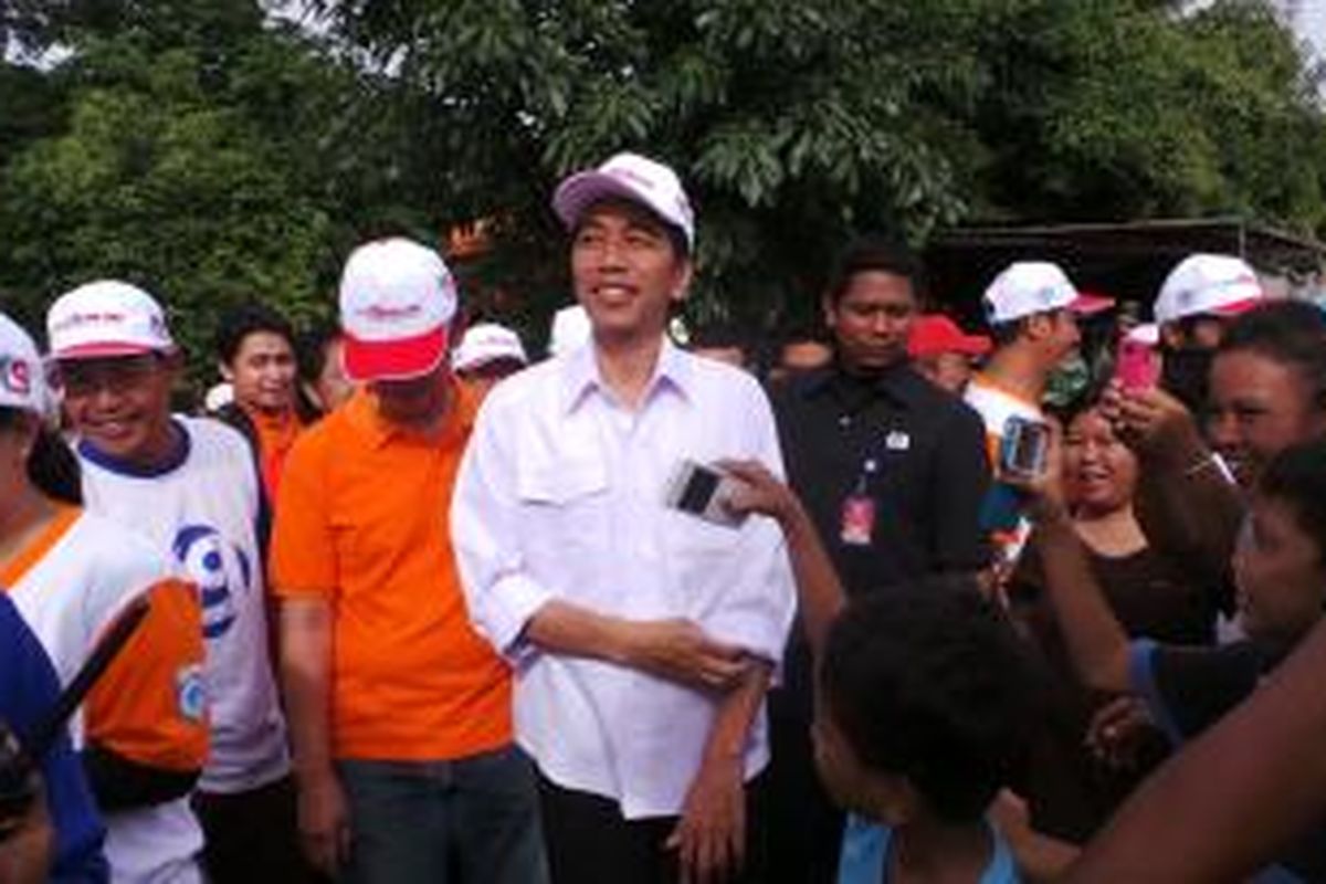 Gubernur DKI Jakarta Joko Widodo (tengah) saat meninjau jalan inspeksi di Jati Pulo, Jakarta, Minggu (5/1/2014).