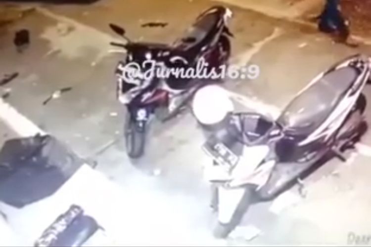 Aksi pencurian motor di Kebon Jeruk yang terekam CCTV