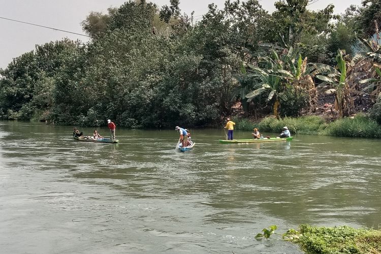Aktivis Ecoton melakukan sensus ikan di Sungai Surabaya, salah satu aliran sungai pecahan Sungai Brantas, di Kabupaten Mojokerto, Jawa Timur, Sabtu (7/10/2023).