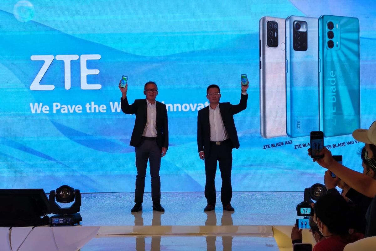 Kiri-kanan: Joy Wahyudi, CEO of Erajaya Digital; dan Mei Zhonghua, Senior Vice President of ZTE Corporation di acara peluncuran ZTE Blade A52 dan A72 di Jakarta, Selasa (20/9/2022).