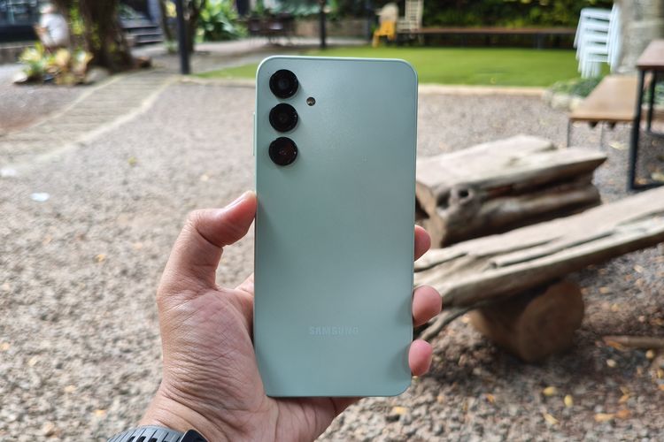 Desain Galaxy A16 4G warna Light Green dengan tiga kamera belakang, masing-masing memiliki resolusi 50 MP, 5 MP (ultrawide), dan 2 MP (macro).